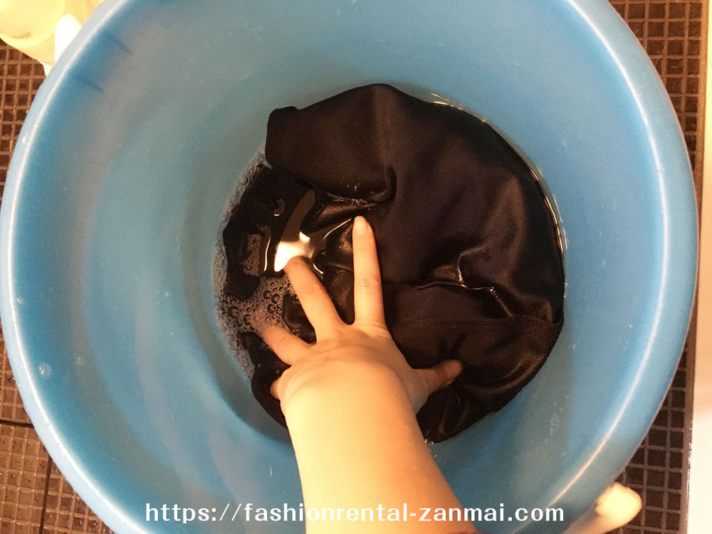 エディストクローゼットの洋服を洗濯する（手洗いの場合・洗い桶に洋服を入れる）